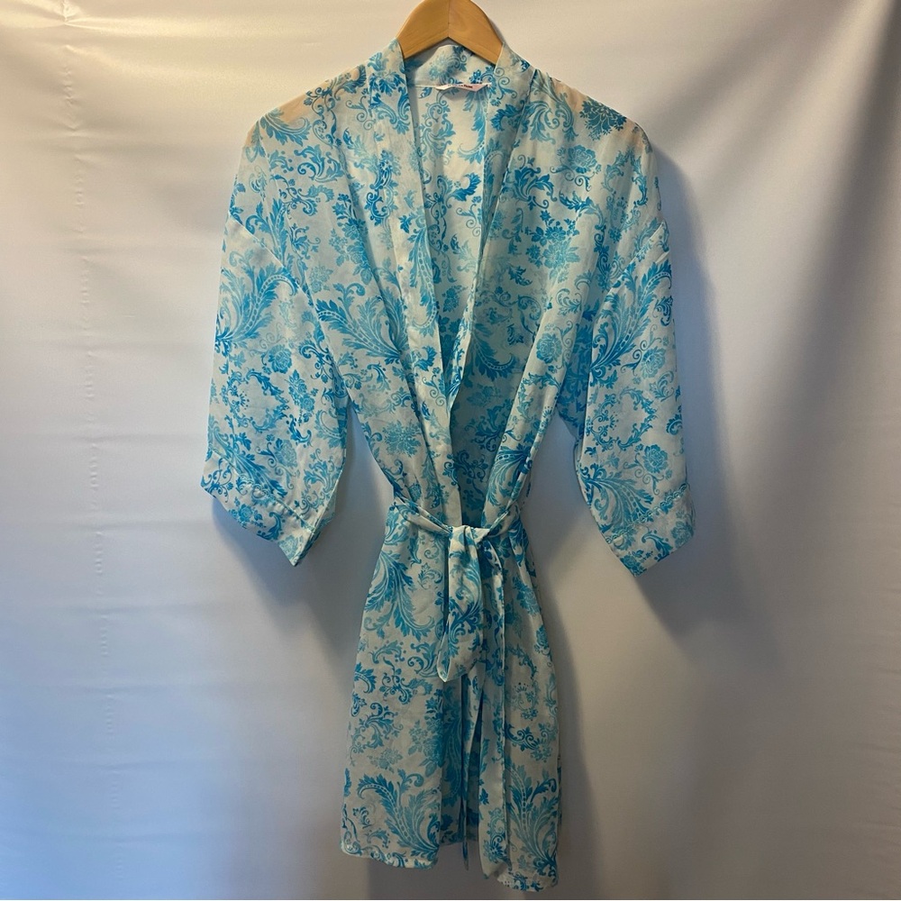 Sz S- La Vie en Rose Floral Blue and White Kimono Robe